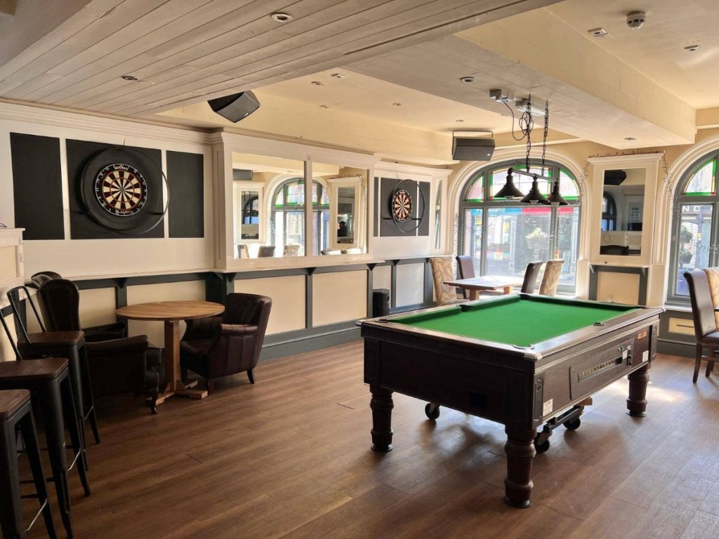 White Lion – pool table